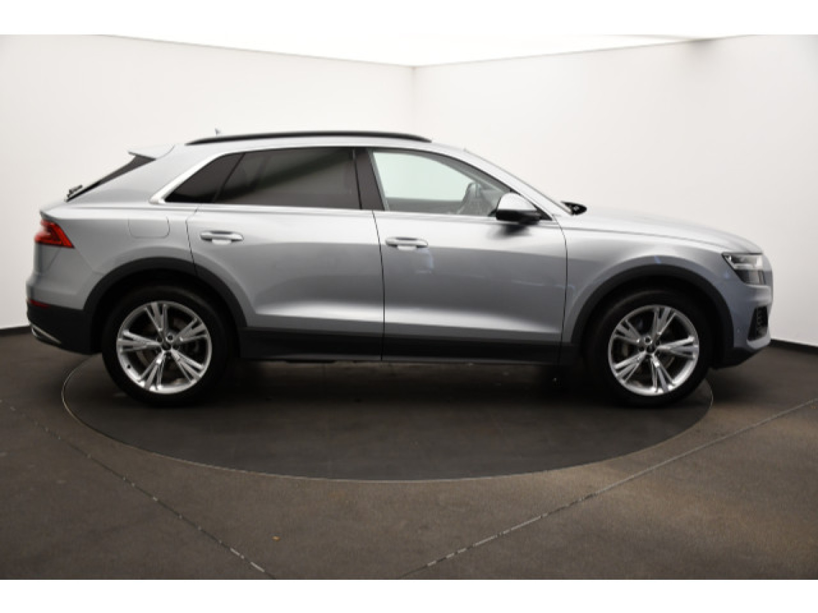 Audi - Q8_20