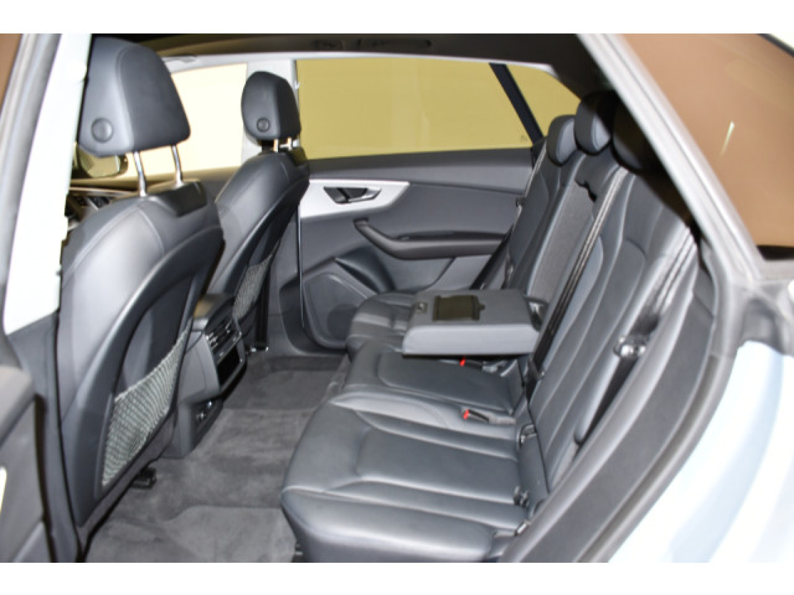 Audi - Q8_11