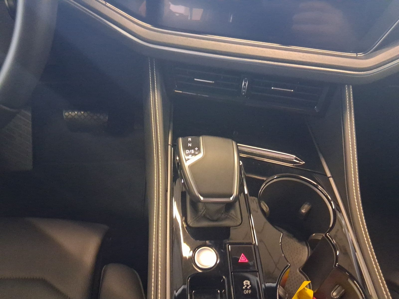 Volkswagen - Touareg_12