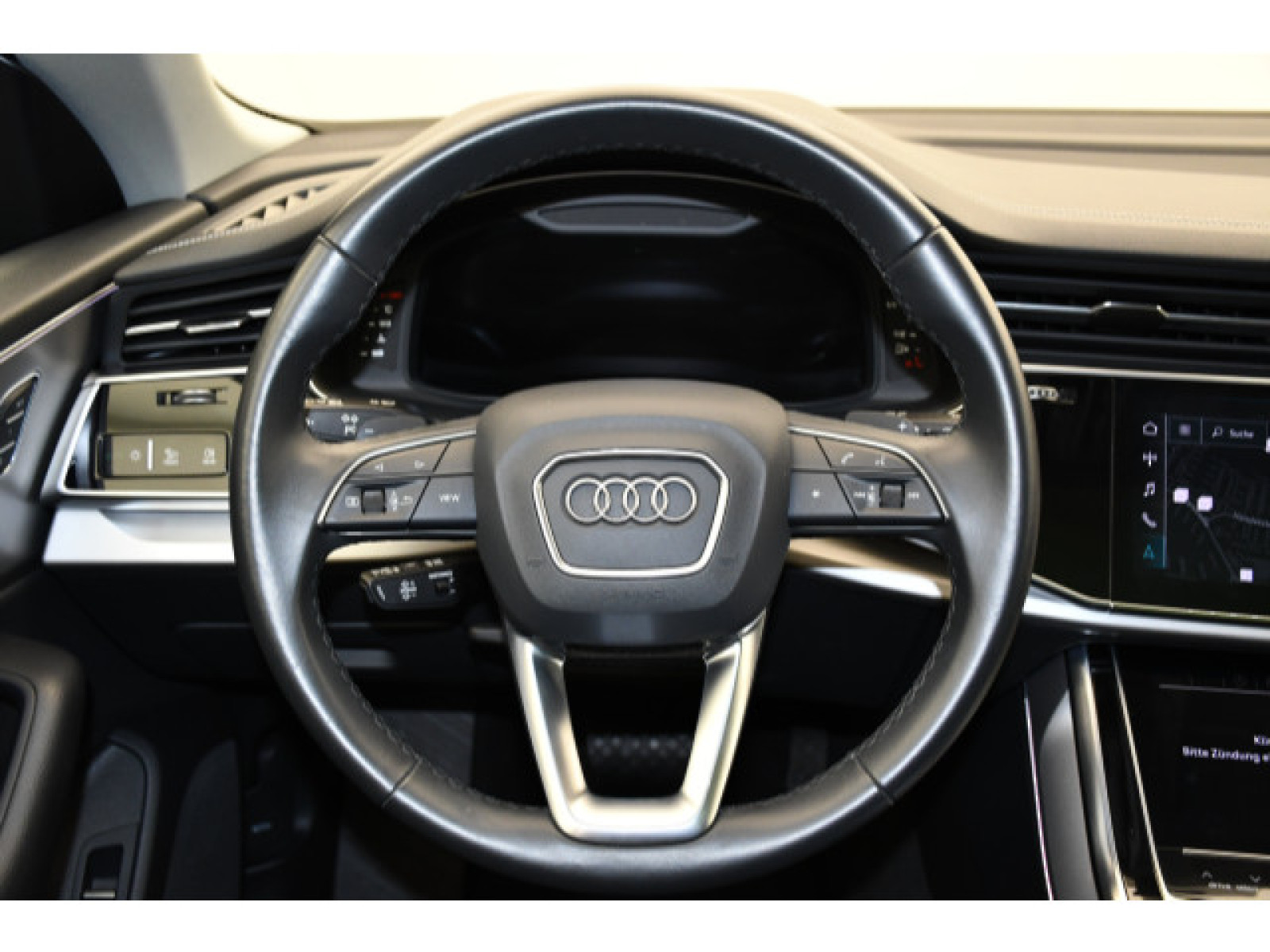 Audi - Q8_6