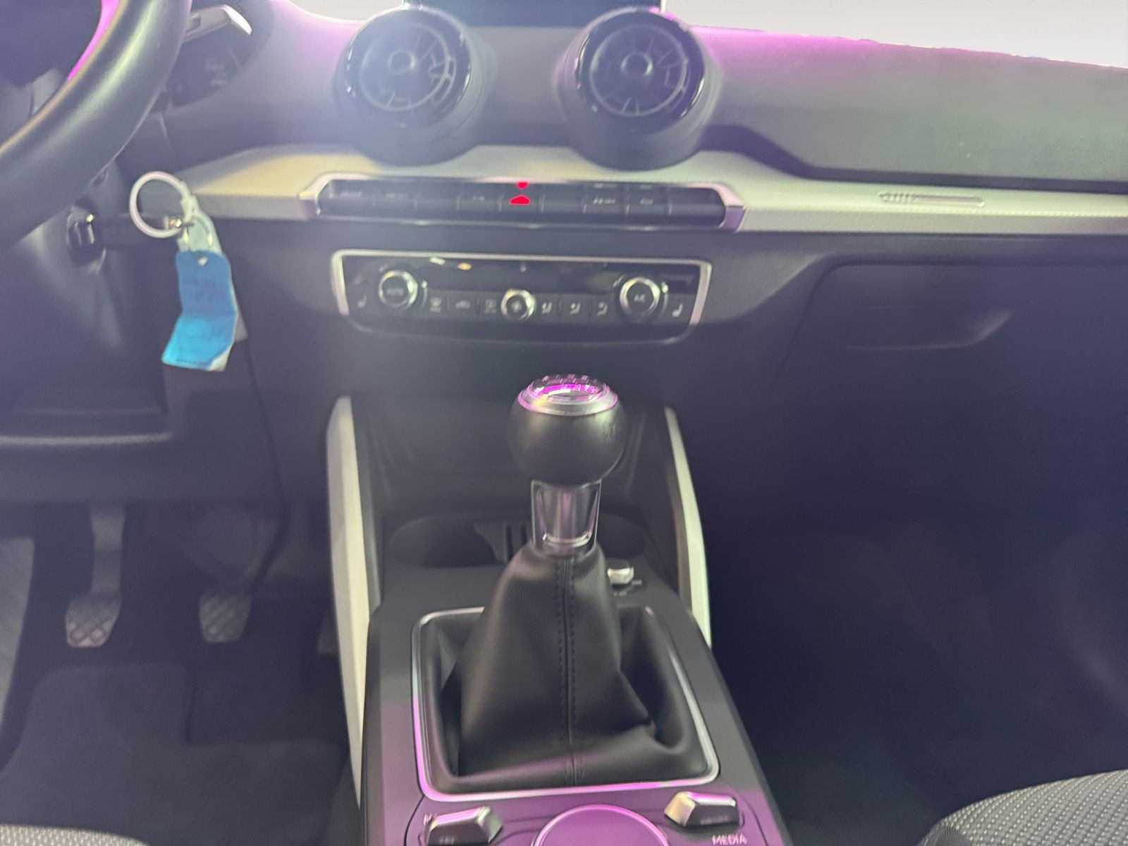 Audi - Q2_11