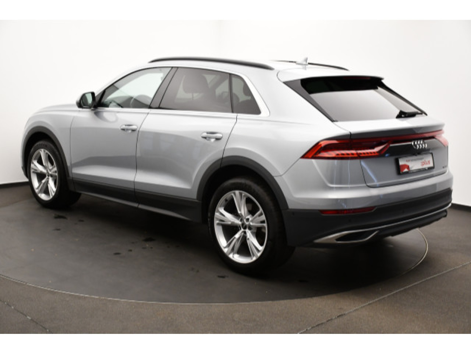 Audi - Q8_18