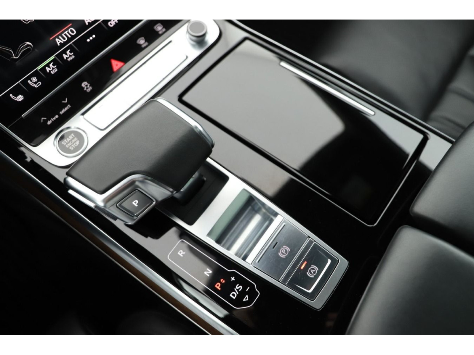 Audi - A8_16