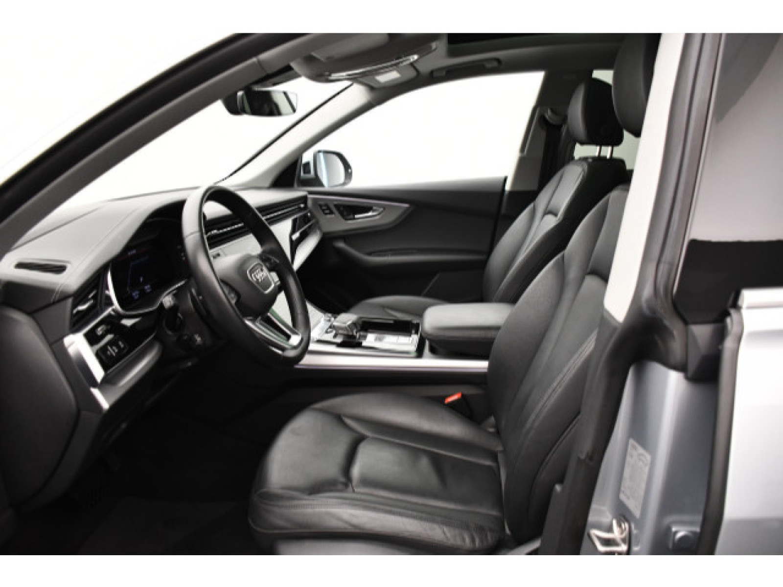 Audi - Q8_4